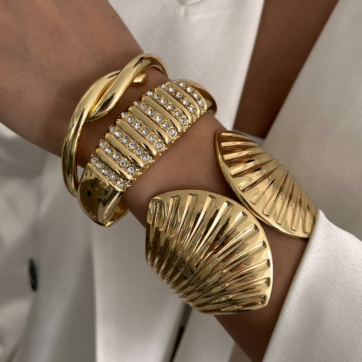 Vintage Fashion Trends 2025 - Ingemark Exaggerated Hip Hop Metal Scallop